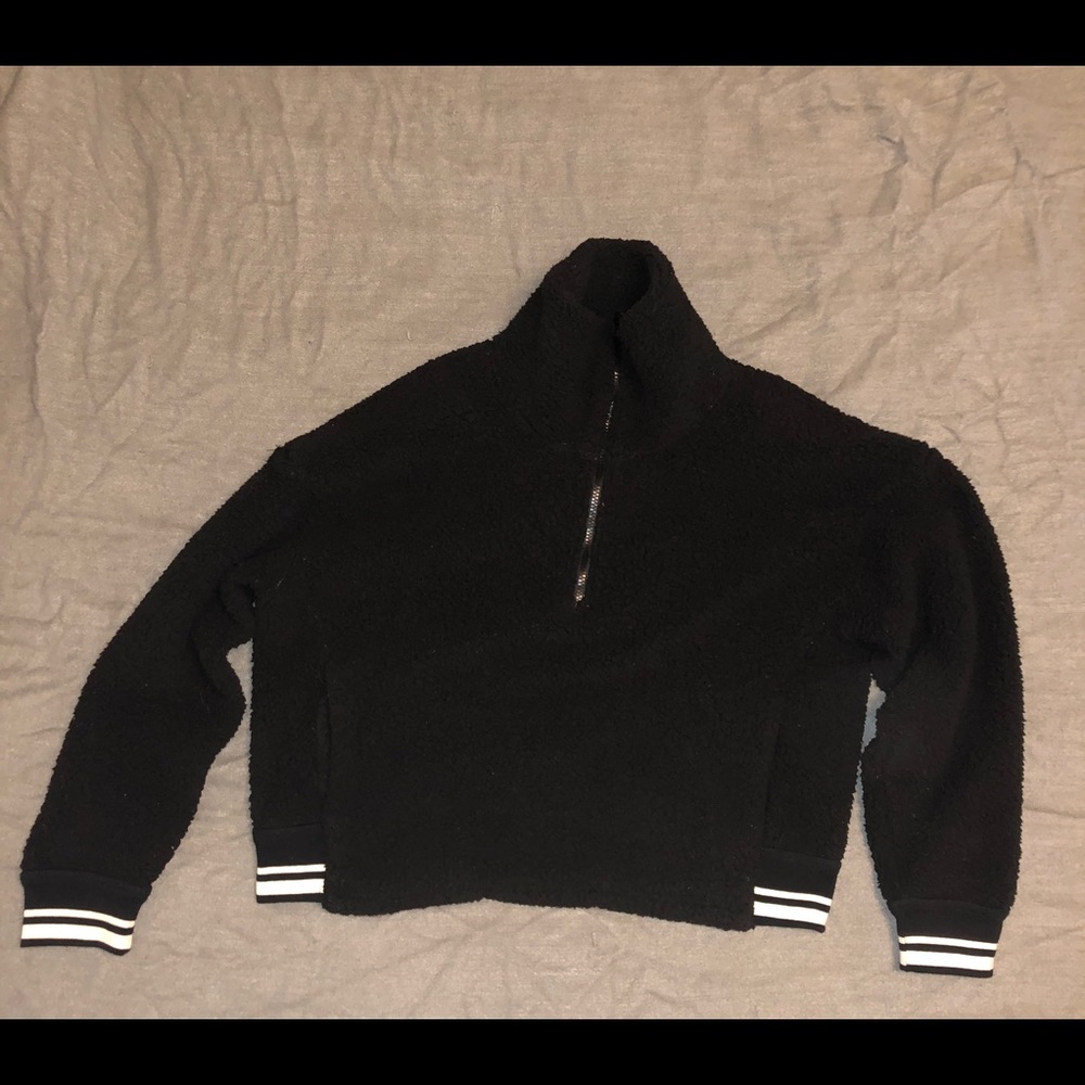Used Women’s Black and White Sherpa Half Zip